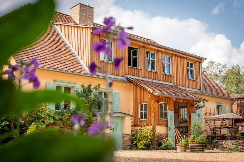 Elegantes Haus mit nachhaltiger Holzfassade und schöner Gartengestaltung in Berlin.