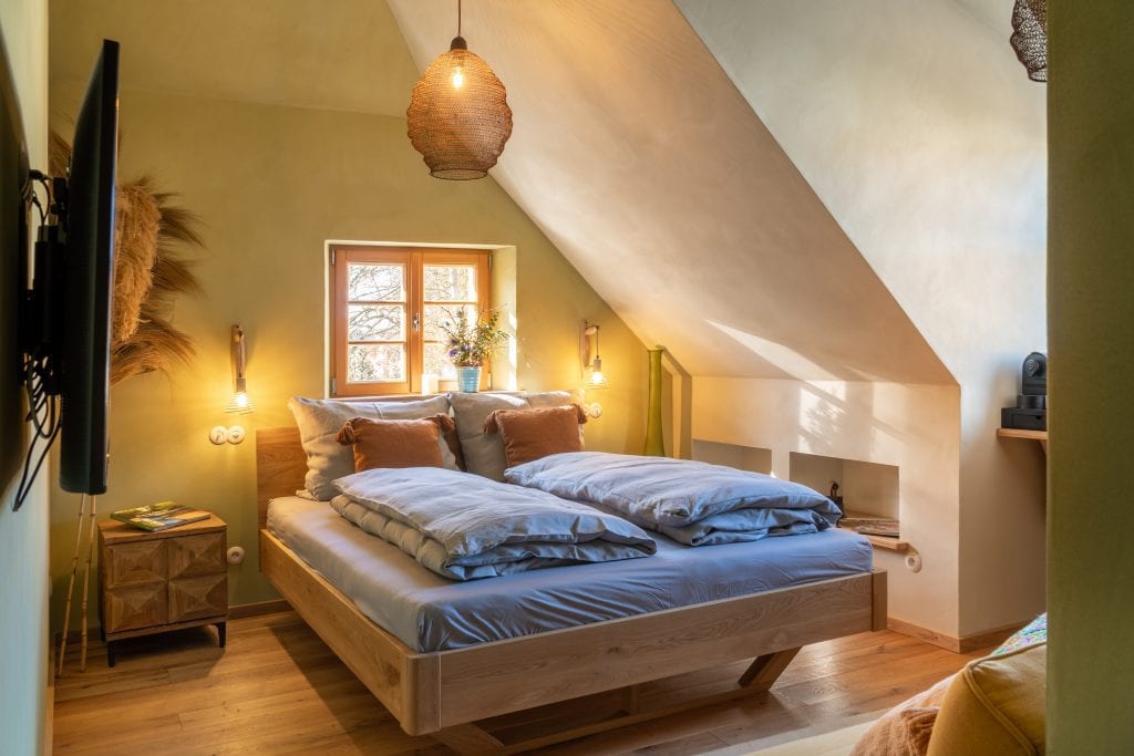 Behagliches Schlafzimmer in einem hochwertig renovierten Gutshaus.