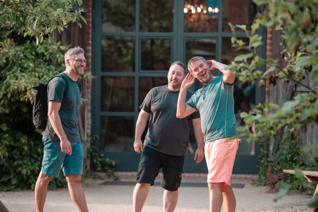 Lebensfreude und Naturerlebnis bei Gut Leben Berlin in entspannter Atmosphäre.