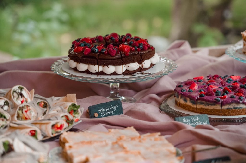 Saftiger Schokoladenkuchen mit Beeren und wei&szlig;er Dekoration, perfekt f&uuml;r gesunde Desserts.