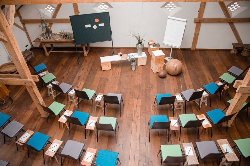 Gemütlicher Seminarraum bei Gut Leben in Berlin mit kreativer Atmosphäre und nachhaltigem Design.