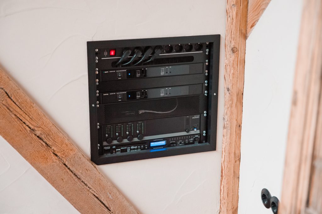 1. Hochwertiges Audiotechnik-Setup f&uuml;r hochwertige Klangqualit&auml;t bei Gut Leben Berlin.