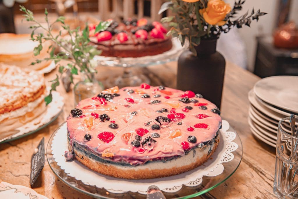 Frischer Beerentraum-Kuchen mit Beeren und Fruchtgarnitur, ideal f&uuml;r gesunde Backkreationen.