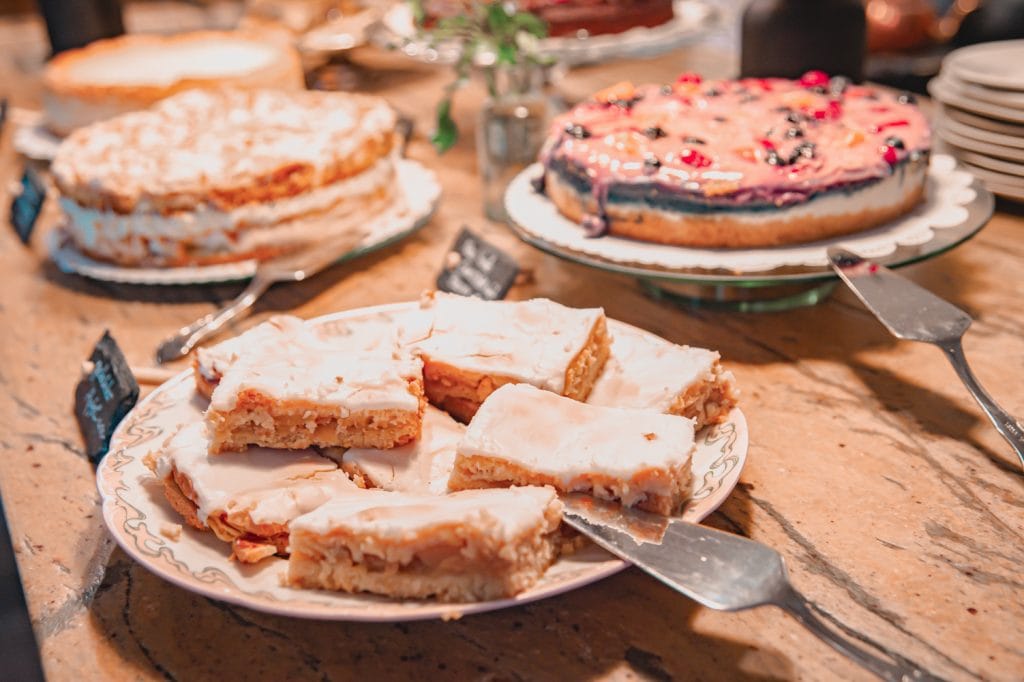 Leckeres veganes Kuchenbuffet bei Gut Leben in Berlin, nachhaltige Genussmomente.