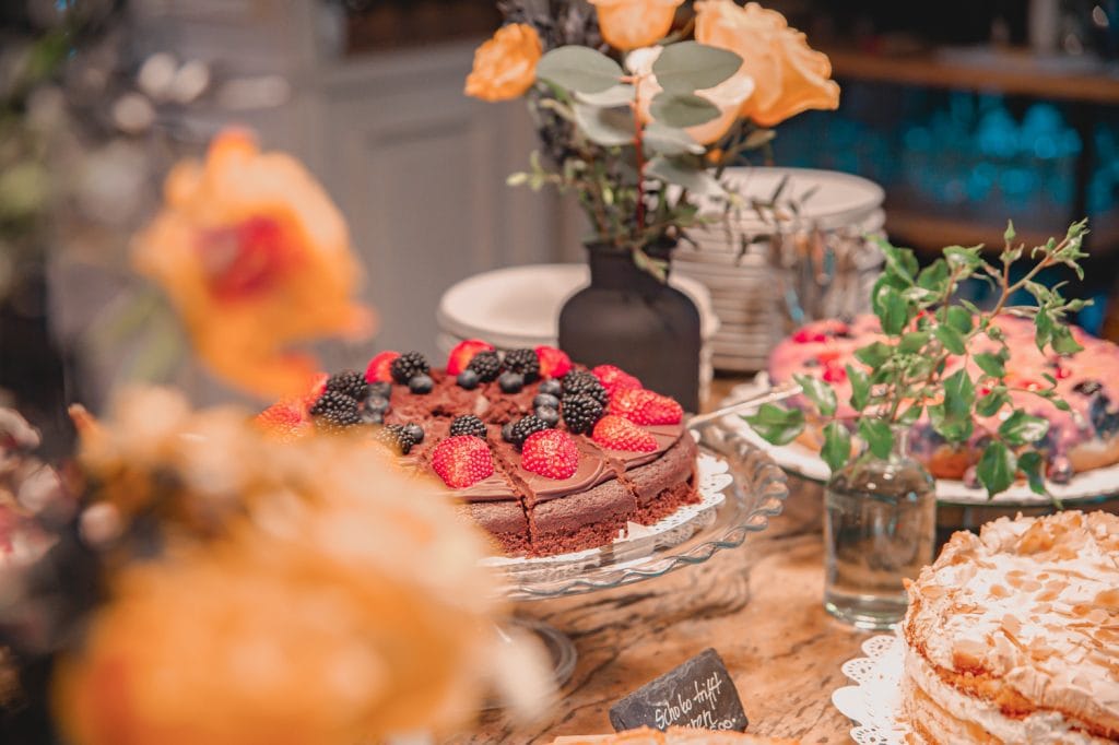 Frischer Obstkuchen mit Beeren und Schokolade f&uuml;r gesunden Lebensstil in Berlin.