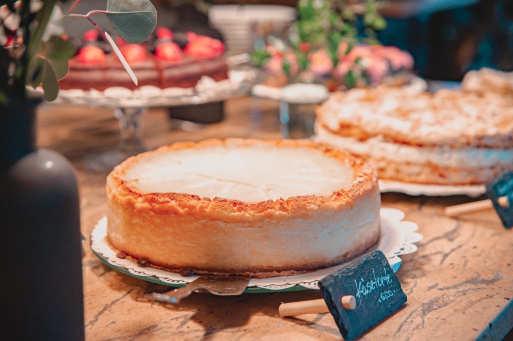 Saftiger K&auml;sekuchen auf Wochenmarkt, glutenfrei, hausgemacht und k&ouml;stlich.