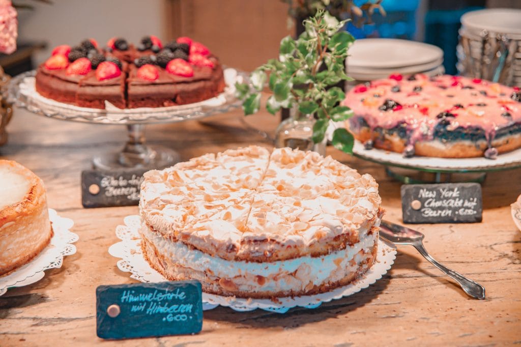Leckere Kuchenvielfalt auf einem Holztisch, ideal f&uuml;r s&uuml;&szlig;e Genussmomente.