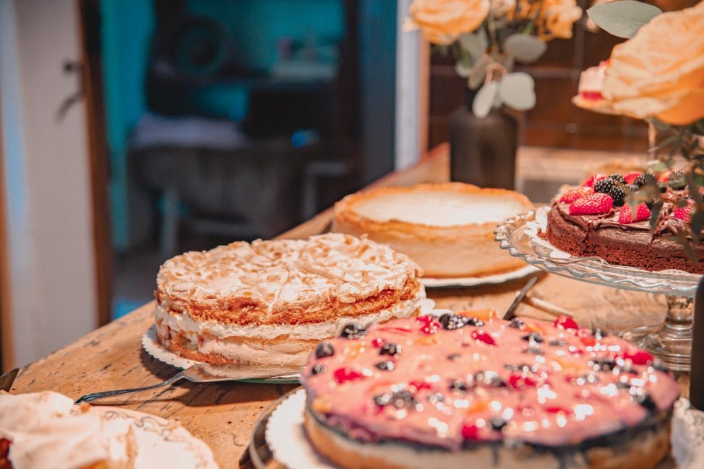 Verf&uuml;hrerische Kuchenvielfalt bei Gut Leben Berlin, perfekte Desserts f&uuml;r besonderen Genuss.