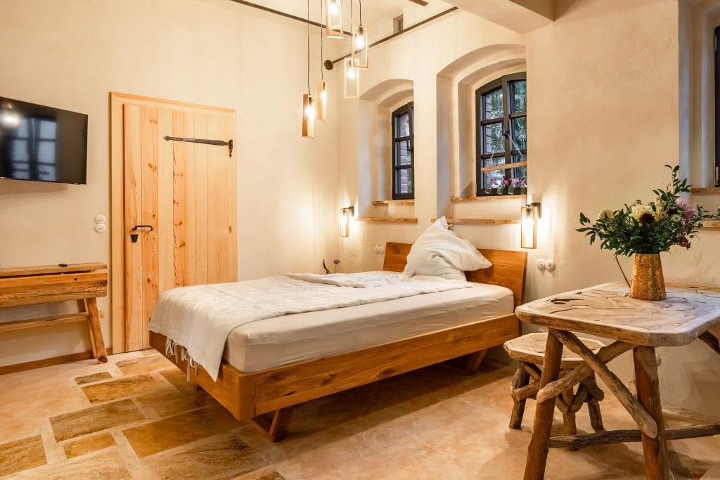 Gemütliches Hotelzimmer mit rustikalem Holzdesign und natürlicher Atmosphäre.