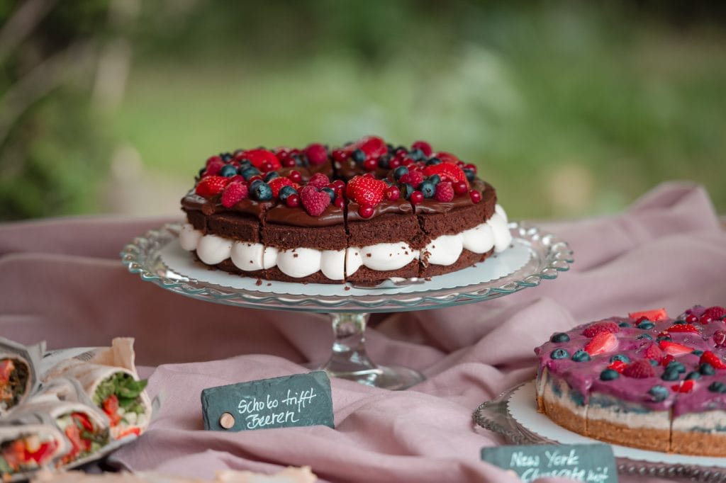 Obstkuchen mit Schokolade, Beeren und Vanillecreme, perfekt f&uuml;r gesunde Ern&auml;hrung.