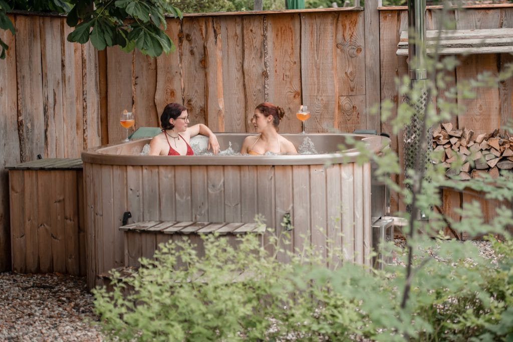 Entspannende Hot Tub im Garten mit Freunden, nachhaltige Wohlfühlmomente bei Gut Leben Berlin.