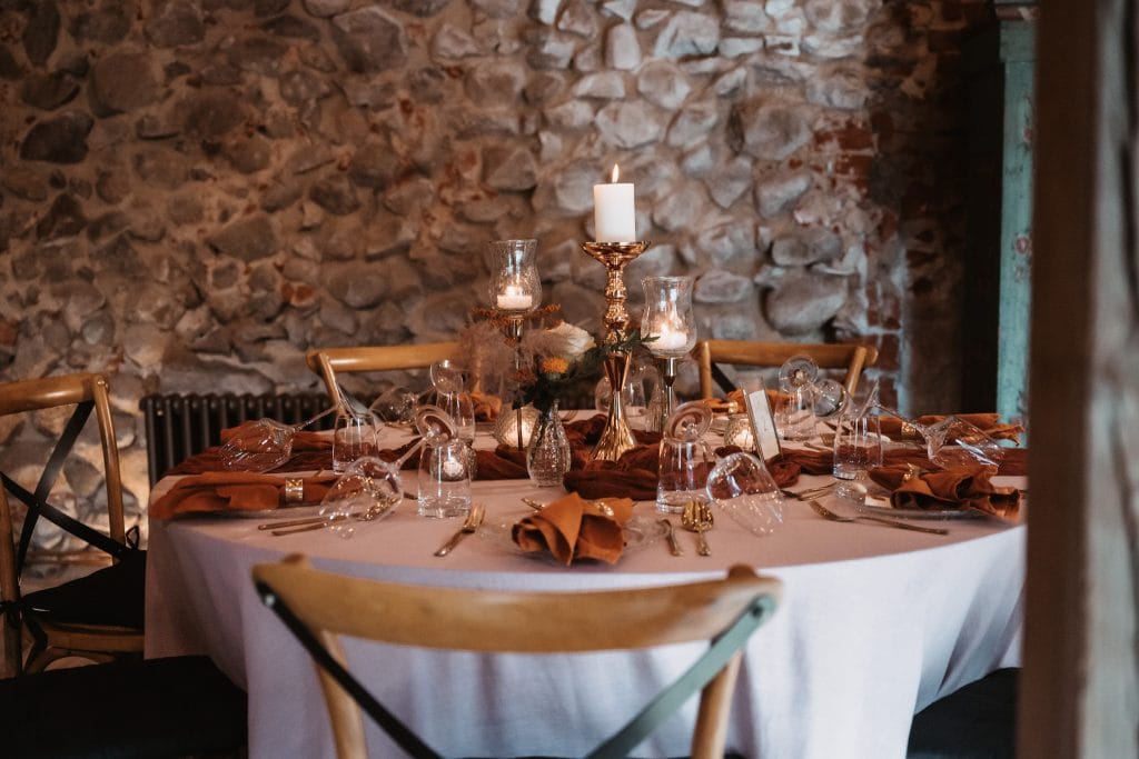 Gem&uuml;tliches Candle-Light Dinner bei Gut Leben Berlin, perfekter Ort f&uuml;r nachhaltige Events.