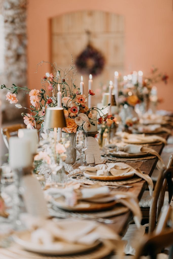 Eleganter festlicher Tisch mit Blumen, Kerzen und Goldakzenten für besondere Anlässe bei Gut Leben.