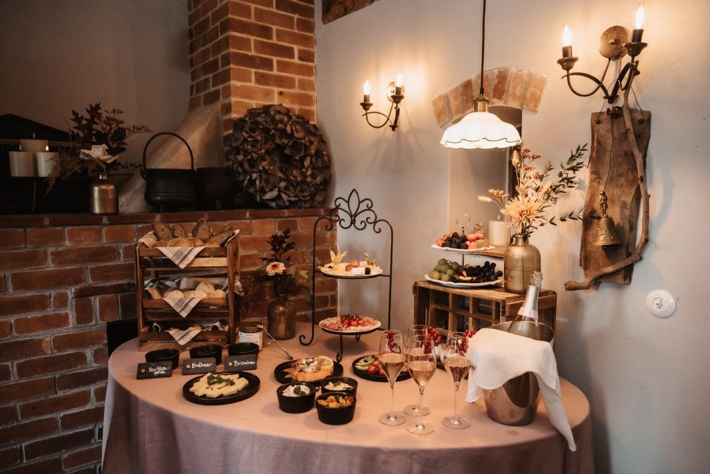 Gem&uuml;tliches Fr&uuml;hst&uuml;cksbuffet mit Obst, K&auml;se, Sekt und rustikalem Ambiente in Berlin.