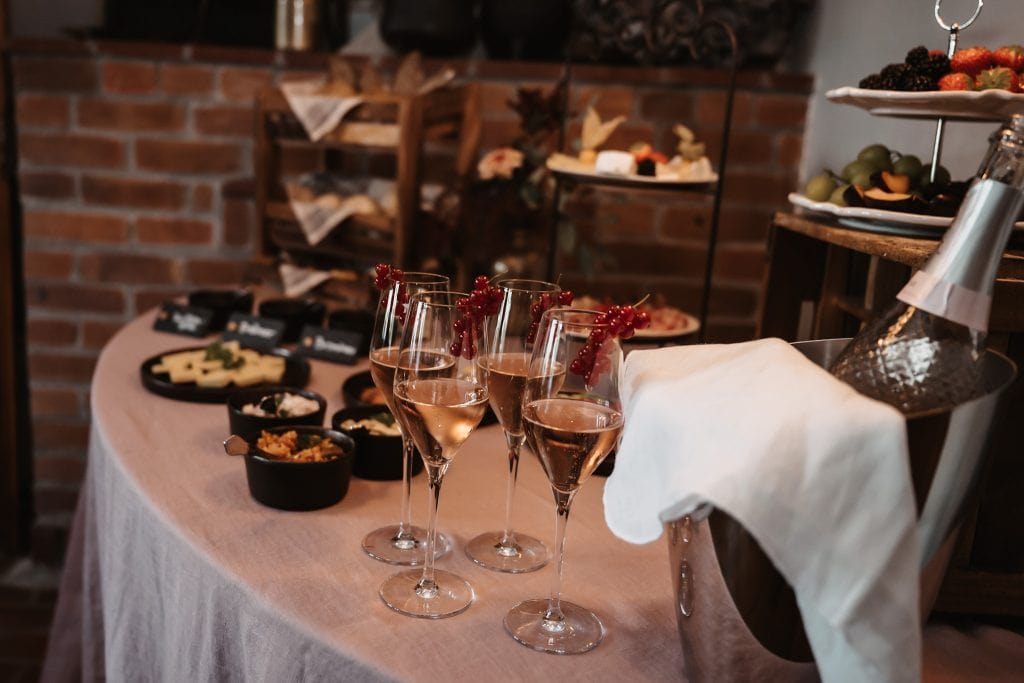 Erlesene Weingl&auml;ser mit Rosengebinden bei Gut Leben in Berlin.