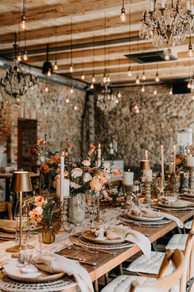 Eleganter Tortentisch, rustikale Atmosphäre, kreative Dekoration, Hochzeit, Event, Candle-Light, Blumen, Vintage-Stil.