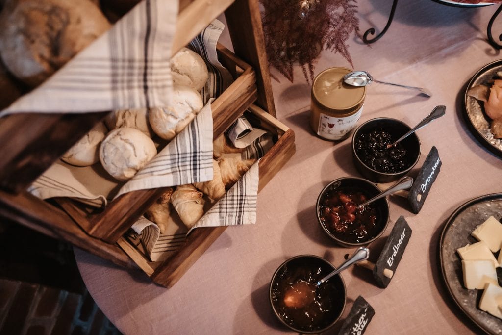 Fr&uuml;hst&uuml;cksbuffet mit Croissants, Marmelade und Beeren, gesundes und leckeres Essen bei Gut Leben Berlin.