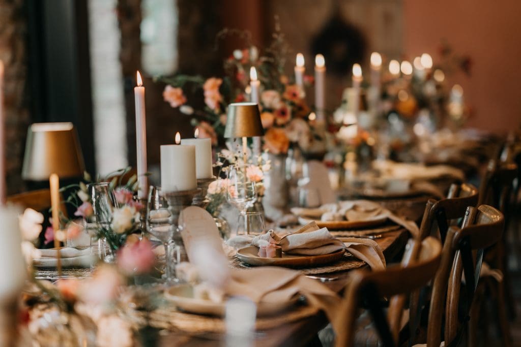 Stimmungsvolle elegante Tischdekoration mit Kerzen und Blumen f&uuml;r festliche Anl&auml;sse bei Gut Leben in Berlin.
