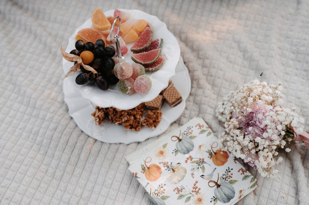 Fruchtplatte mit S&uuml;&szlig;igkeiten, Blumen, Kerzen, Gut Leben Berlin, gesunde Ern&auml;hrung, Dekoration.