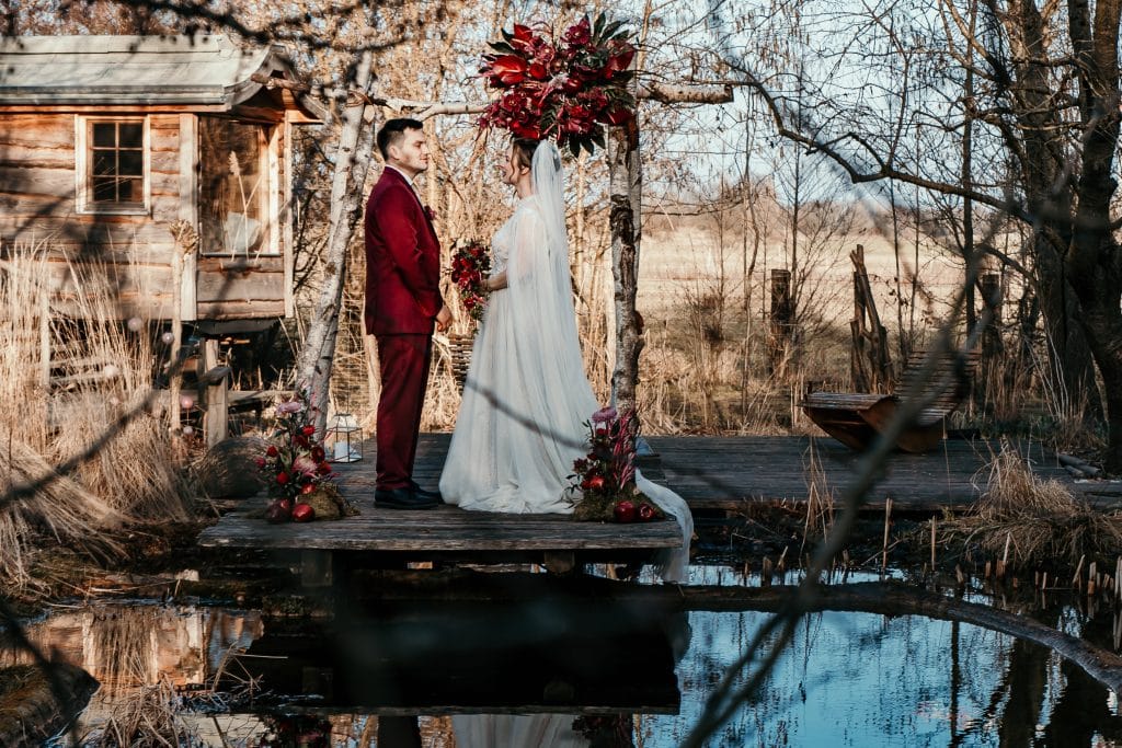 Romantische Hochzeitszeremonie im Freien, Gut Leben Berlin, Natur, Liebe, Brautpaar, Umgebung.