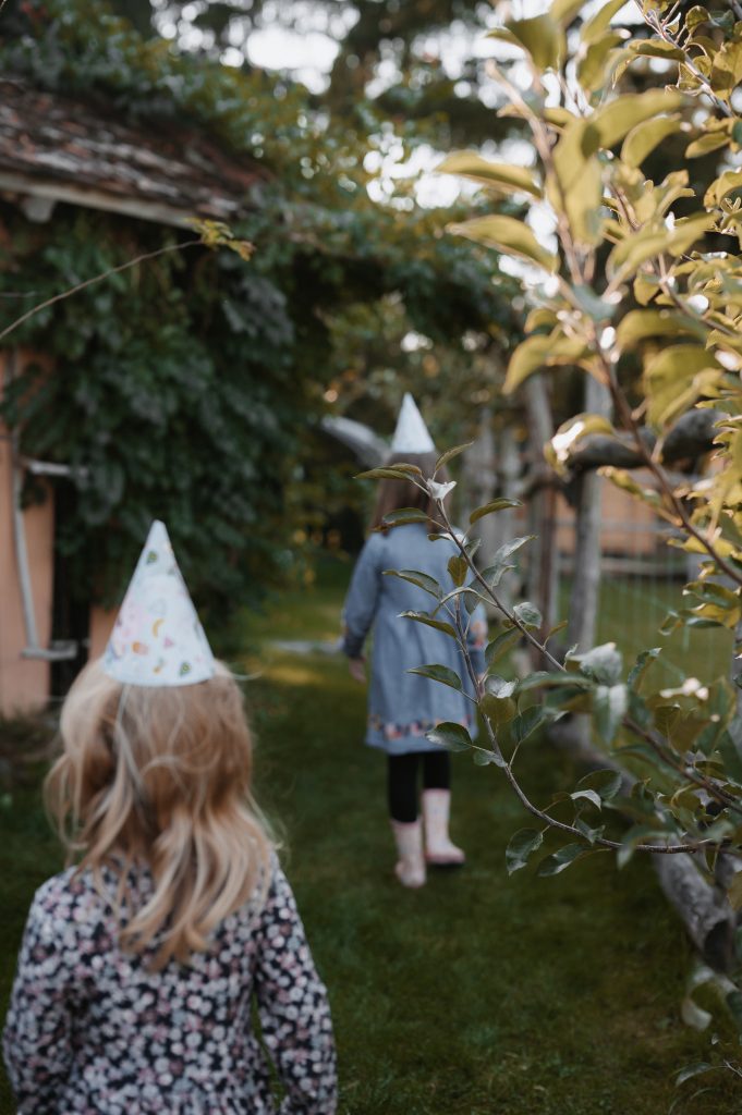 Kinder beim Kindergeburtstag mit Partyh&uuml;ten im Garten.