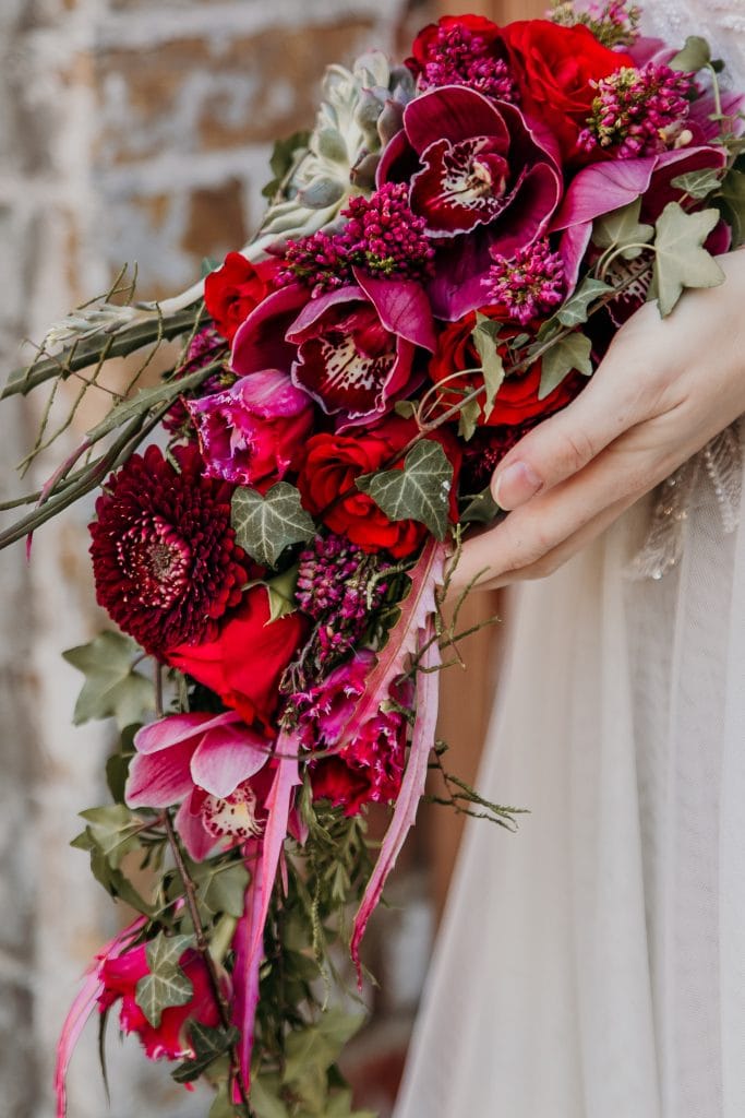 Frohsinn, Hochzeitsblumen, rotes und pinkes Bouquet, Blumenstrauß, Hochzeitsdekoration, romantisch, Natur, festlich, Blüten, Liebe, Blume, florale Gestaltung.