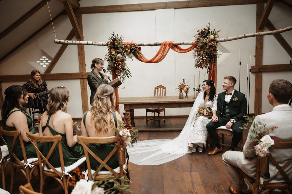 Naturverbundenes Hochzeitszeremoniell in Holzpergola, nachhaltige Feier bei Gut Leben Berlin.