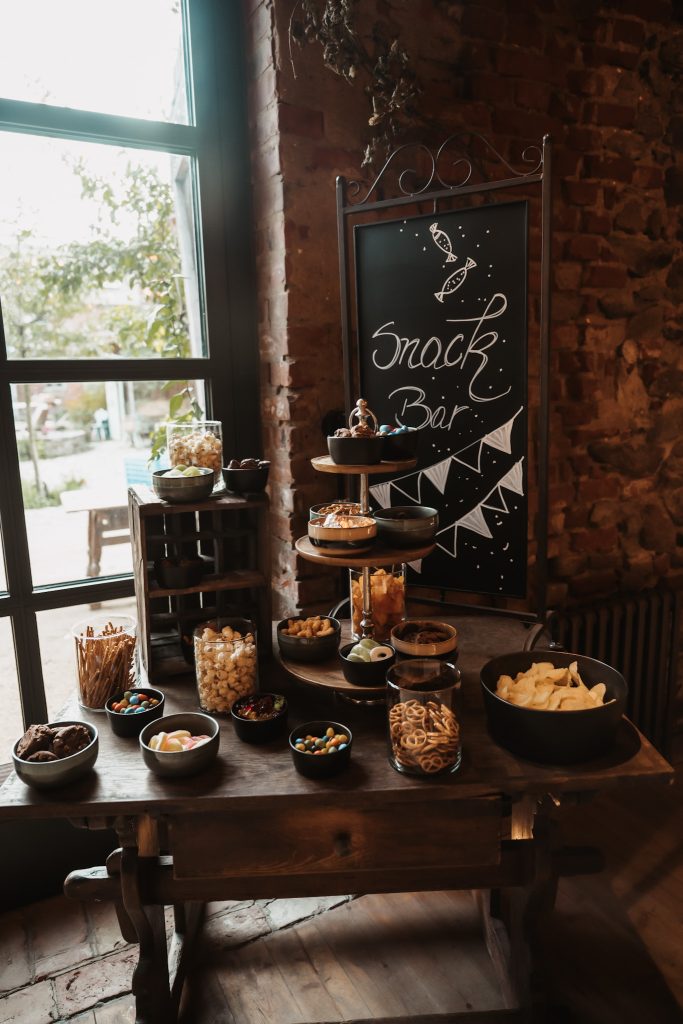 Knabbersnack-Bar mit s&uuml;&szlig;en Leckereien und Popcorn in gem&uuml;tlicher Atmosph&auml;re, ideal f&uuml;r gesunde Ern&auml;hrung und Wohlbefinden.
