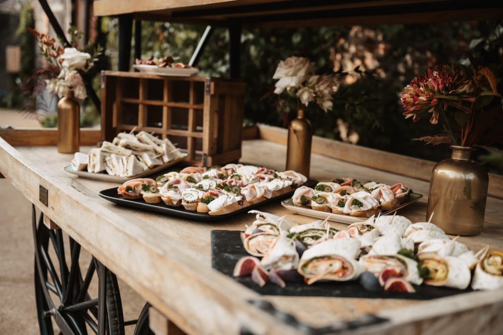 Fr&uuml;hst&uuml;cksbuffet mit gesunden belegten Sandwiches und Snacks im Naturambiente.