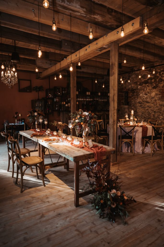 Elegantes rustikales Eventlokal mit warmem Holzboden und stimmungsvoller Beleuchtung in Berlin.