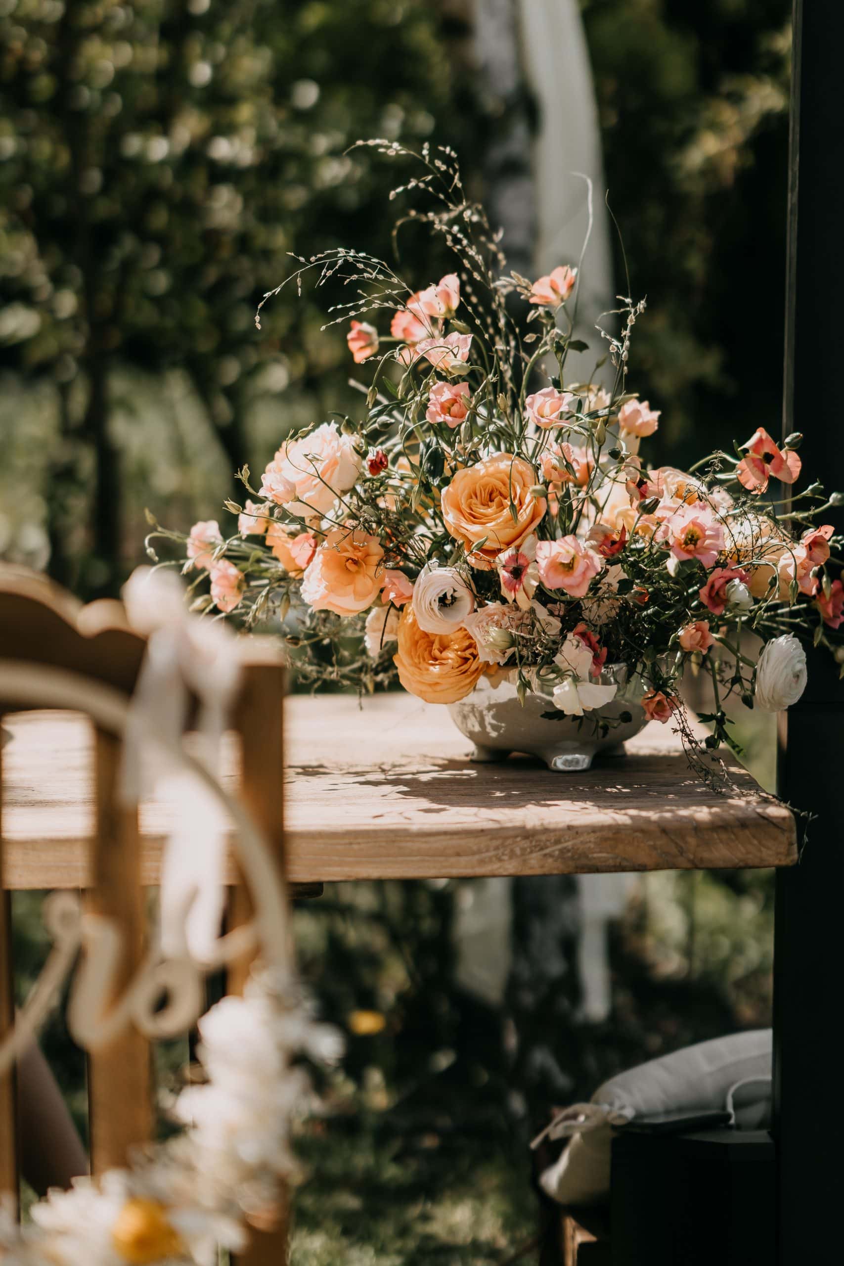 Frühlingsblumenstrauß in natürlicher Umgebung, dekorativ, elegante Vase, Garten, Blumen, Sommer, frische Farben.