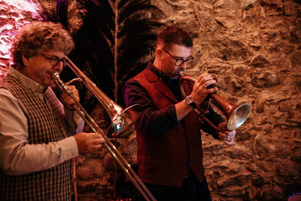 1. Jazz-Musiker beim Live-Konzert in einer gem&uuml;tlichen Berliner Bar.
