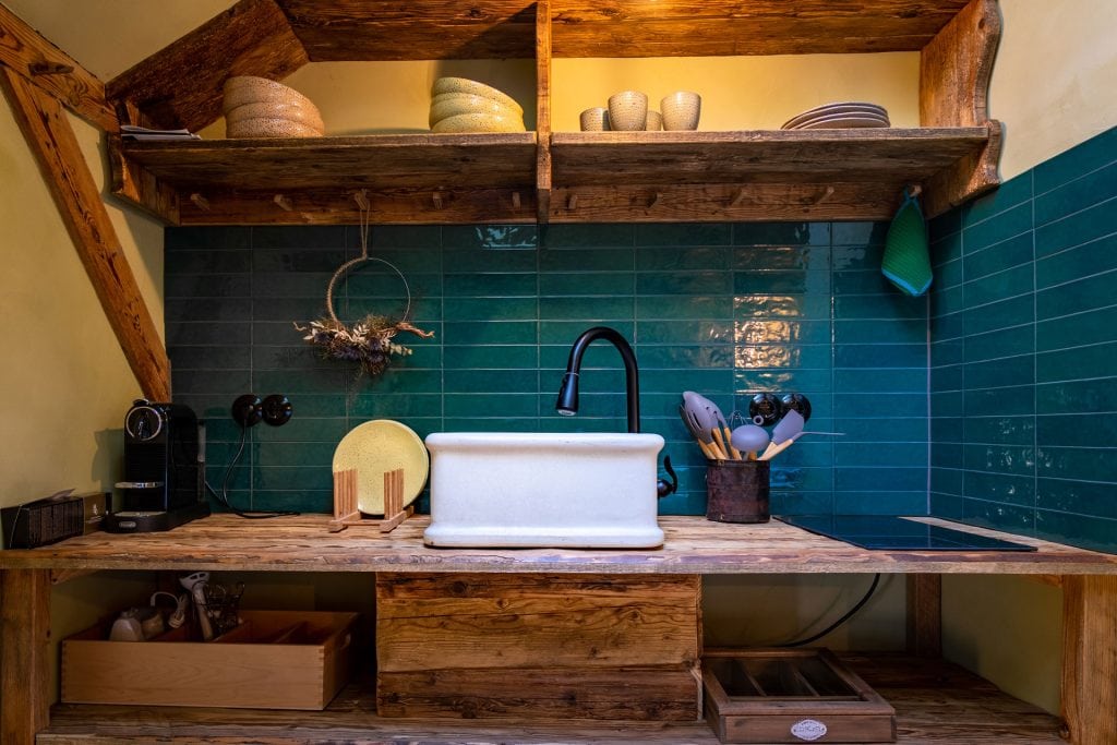 Natürliche küchenbergänzung, nachhaltiges design, rustikale holzelemente, ökologisch entwickelt.