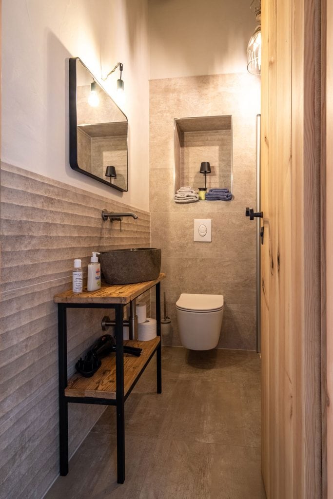 Moderner Badezimmerraum mit stilvollen Naturmaterialien.