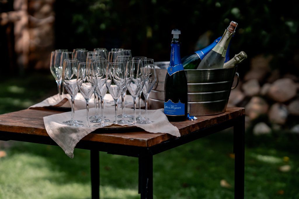 Prickelnder Sekt und Gl&auml;ser auf einem Anlass im Garten f&uuml;r festliche Momente.