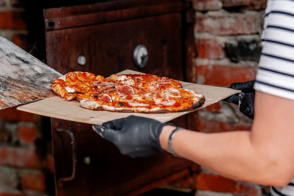 Frische Pizza aus dem Steinofen beim Lieferservice Gut Leben in Berlin.