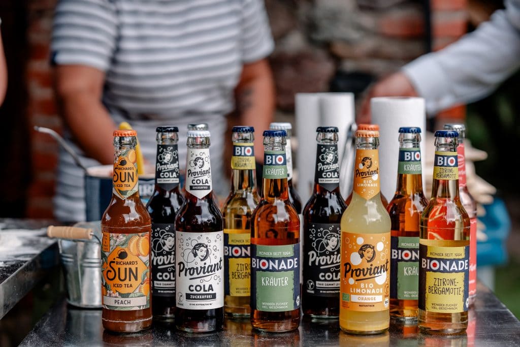 Bio Getränke mit Kräutern und Zitrone, perfekt für gesundes Wohlbefinden.