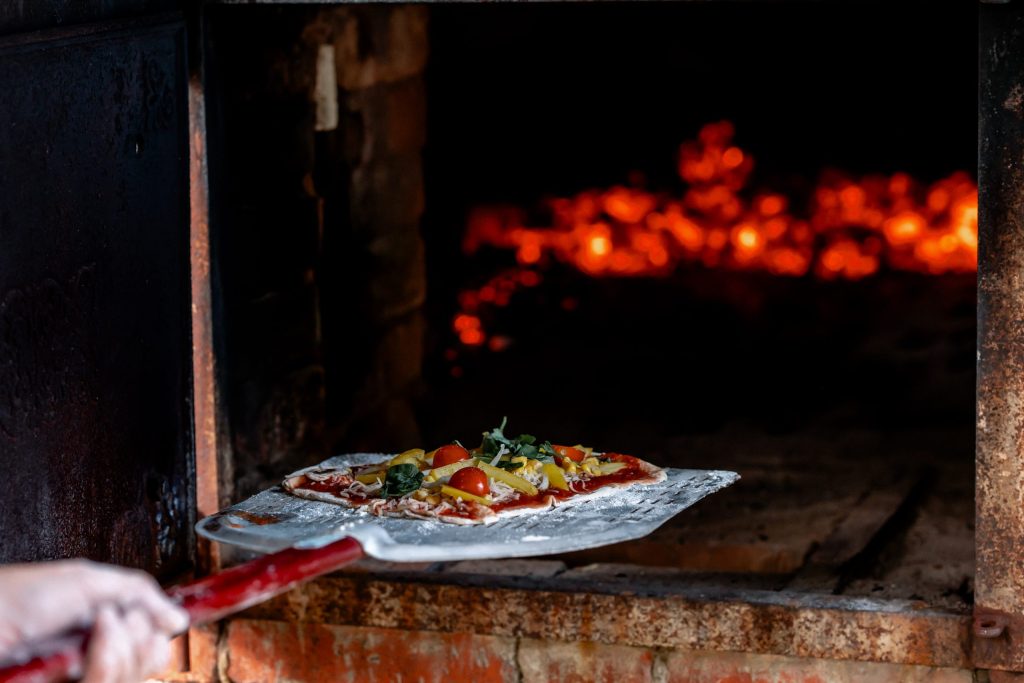 Frische Pizza im Holzofen backen, gesunde Ern&auml;hrung, Pizza zubereiten bei Gut Leben Berlin.