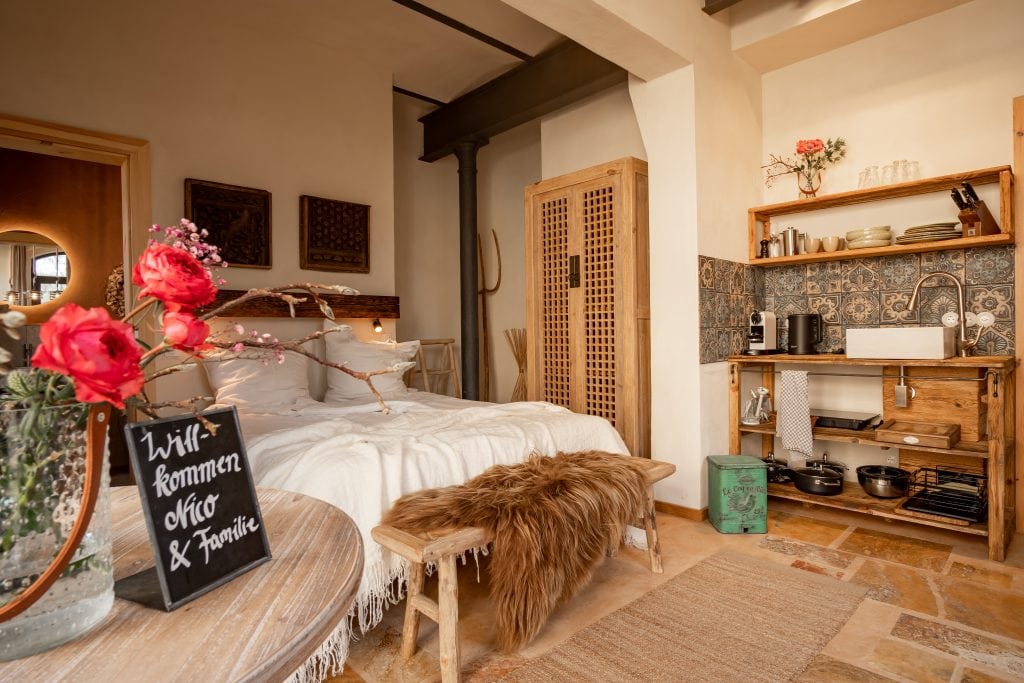 Gemütliches Apartment im nachhaltigen Gut Leben Berlin mit naturverbundenem Design.