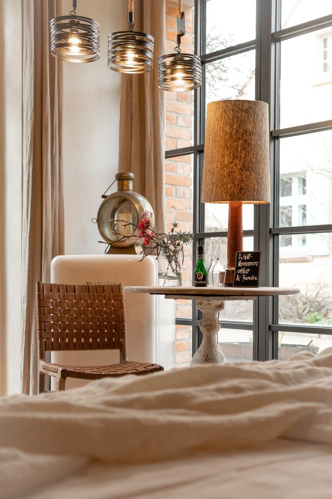 Gemütliches Interior mit natürlichem Licht, stilvollen Lampen und Holz-Elementen, für ein behagliches Lebensgefühl.