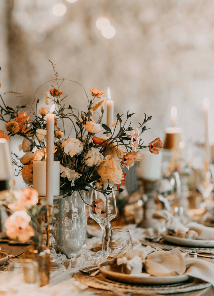 1. Elegante Tischdekoration mit Blumen, Kerzen und stilvollem Geschirr für besondere Anlässe.