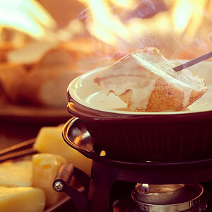 Knuspriges Käsekuchen-Stück auf heißem Blech, cremig, mit Goldbraun im Backofen gebacken.