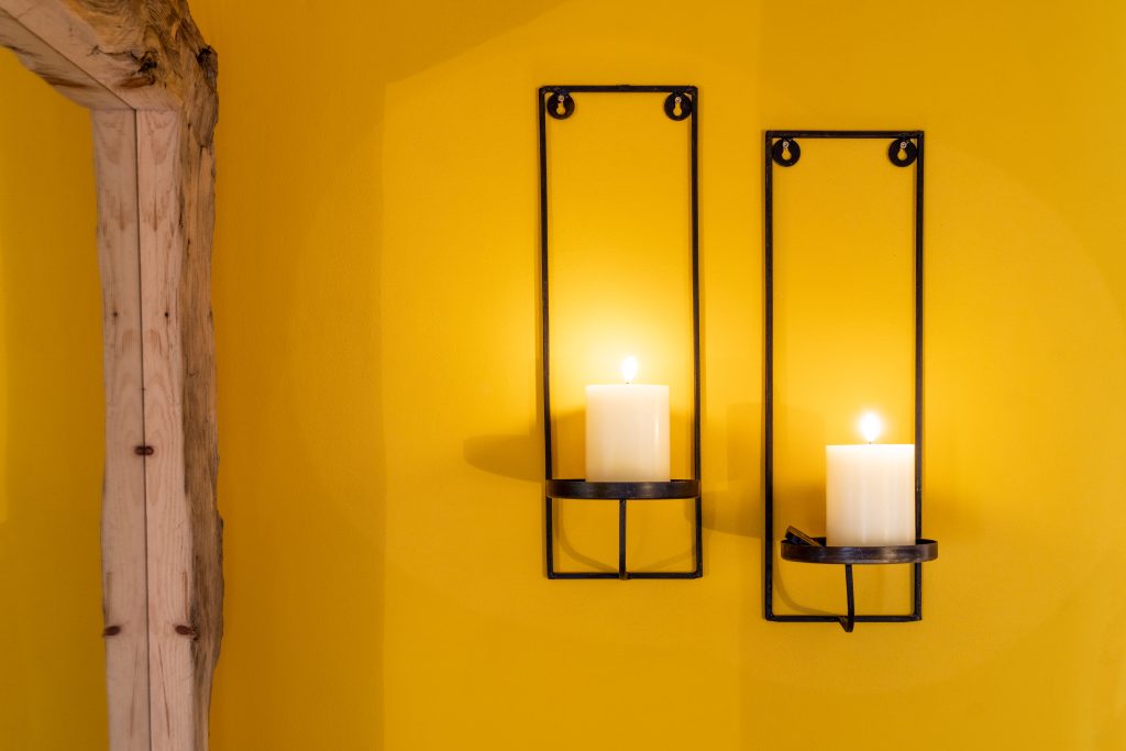 Sanfte Kerzenbeleuchtung in einer gem&uuml;tlichen, modernen Atmosph&auml;re, perfekt f&uuml;r Entspannung und Wohlbefinden.