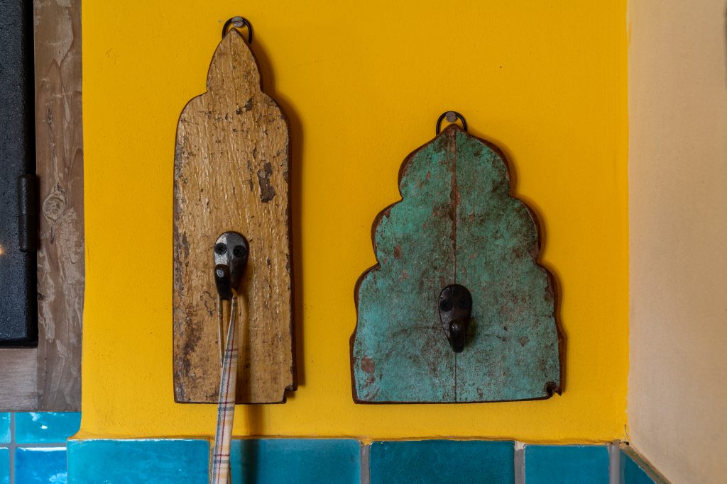 Alter Holz Spiegel mit Maskenausdruck und blauer Patina, einzigartiges Dekor.