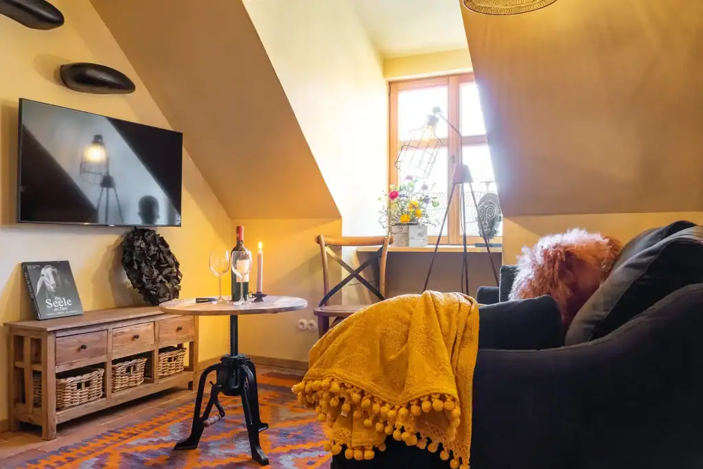 Gemütliches Wohnzimmer mit gelben Wänden, Kamin und stilvoller Einrichtung.