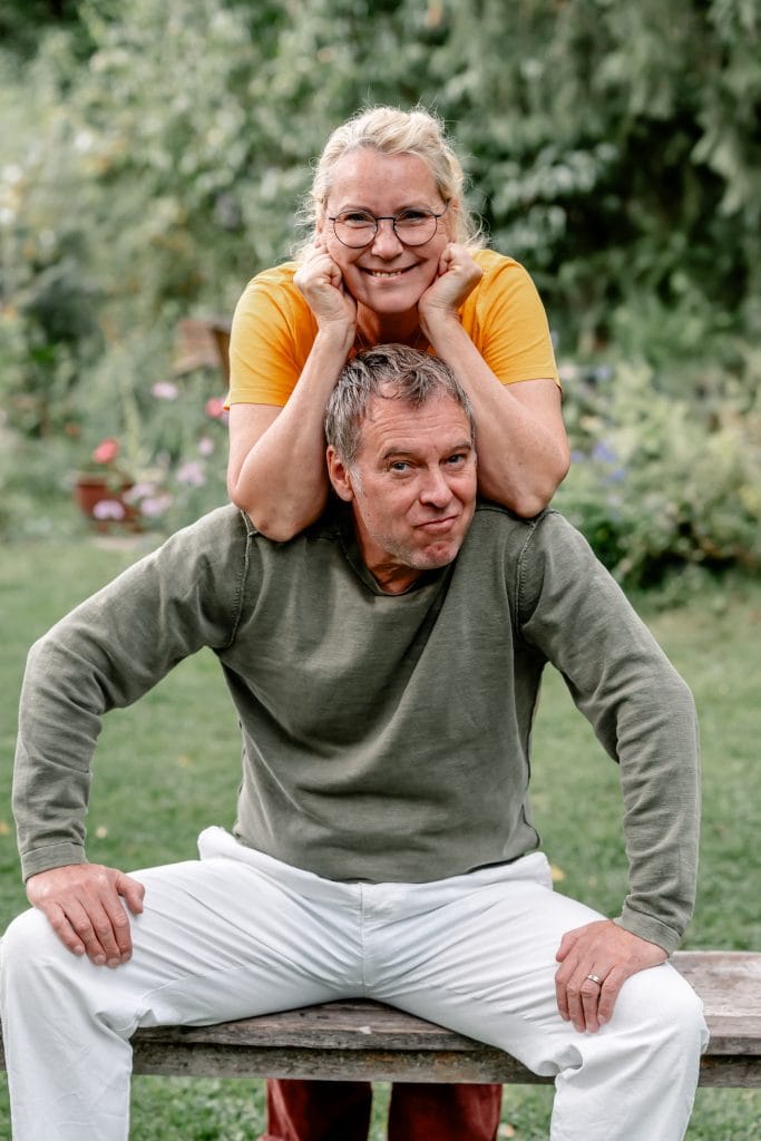 Entspannendes Zusammenspiel von Mann und Frau in harmonischer Naturkulisse.