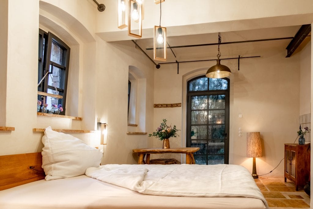 Gemütliches Schlafzimmer im Gut Leben Berlin mit rustikalem Design und natürlichem Ambiente.