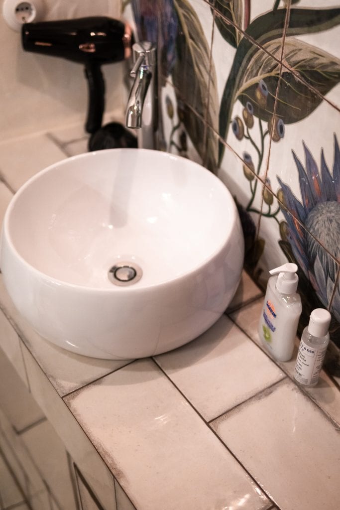 Ruhiges Waschbecken im Wellnessbereich, Gut Leben Berlin.