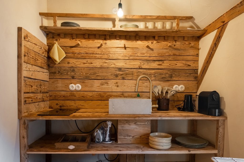 Natürliche Kücheneinrichtung, Holzregal, Spüle, Küchen Utensilien, modernes Design, umweltfreundliche Küche.