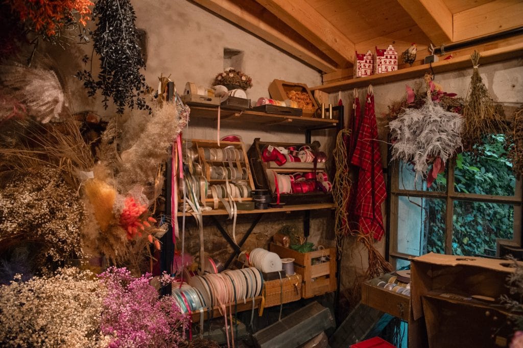 Farbenfroher Bastel- und Geschenkideen Raum mit DIY Dekorationen und Schleifenb&auml;ndern.